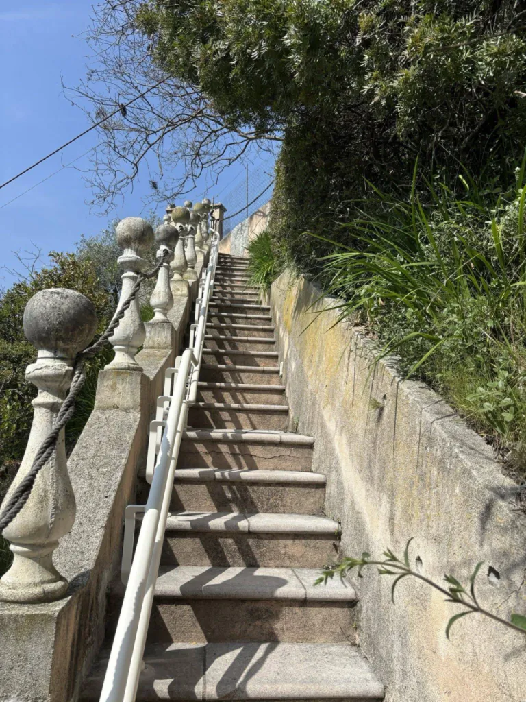 Courbes et changements de pente sont pris en compte avec ce fauteuil monte-escalier OTOLIFT TWO en extérieur dans escalier courbe de 30 m de long à Fréjus