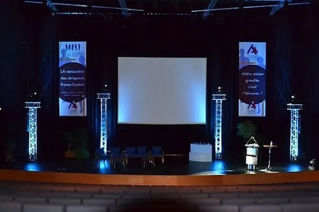 location rideau de scène à Ollioules dans le var