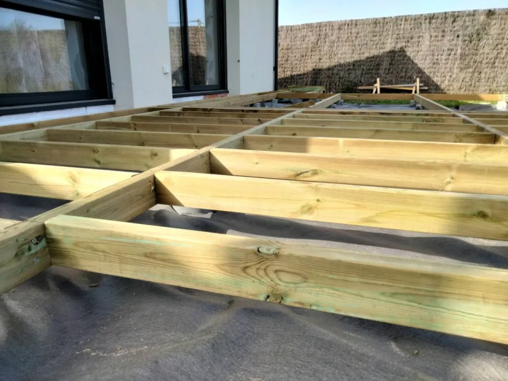 Réalisation d'une terrasse bois sur plots béton au Pyla sur le Bassin d'Arcachon.