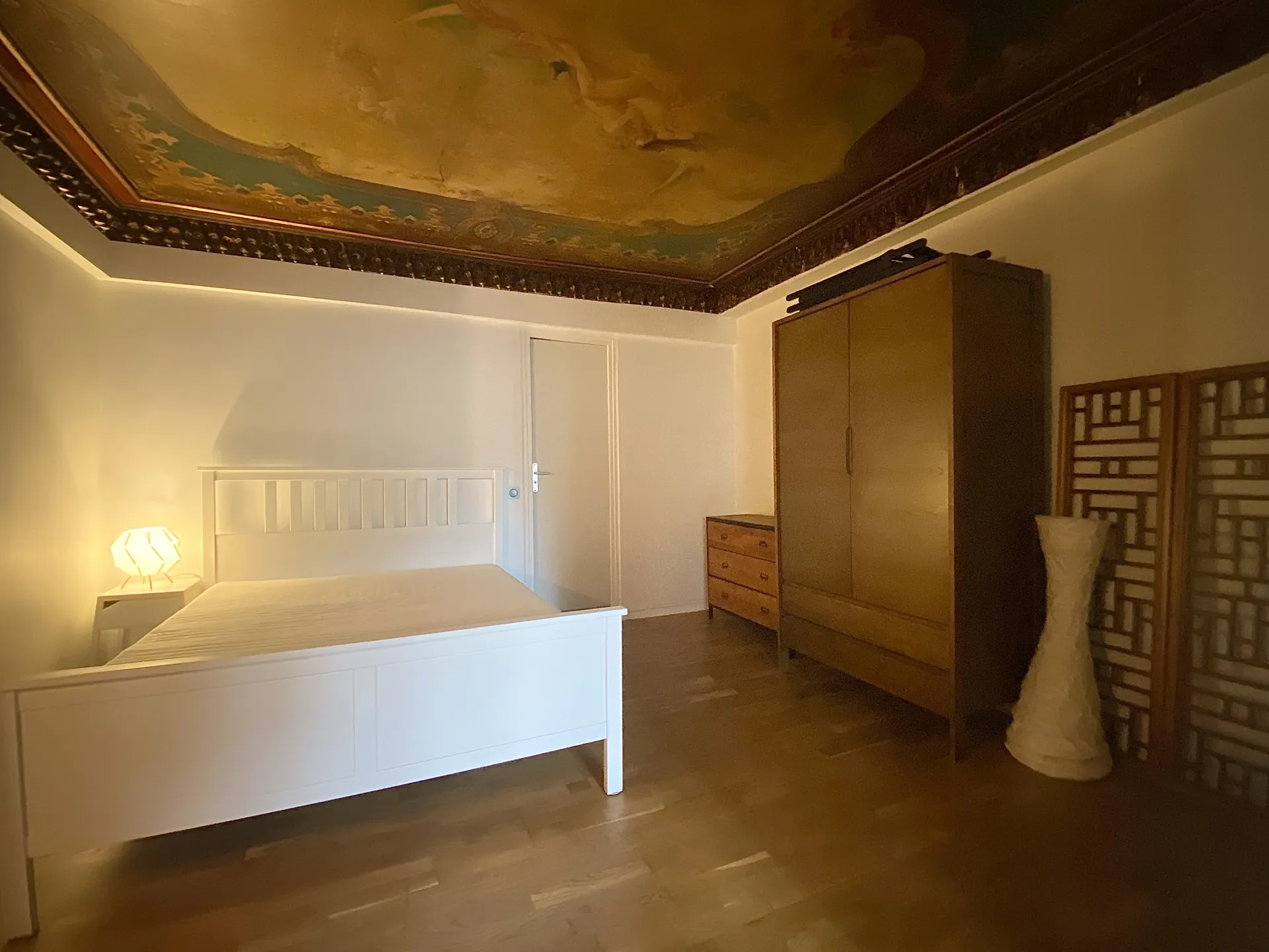 Découvrez à Saint Germain en Laye centre ville ce charmant appartement meublé 2 pièces avec charme de l'ancien