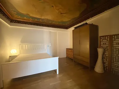Découvrez à Saint Germain en Laye centre ville ce charmant appartement meublé 2 pièces avec charme de l'ancien