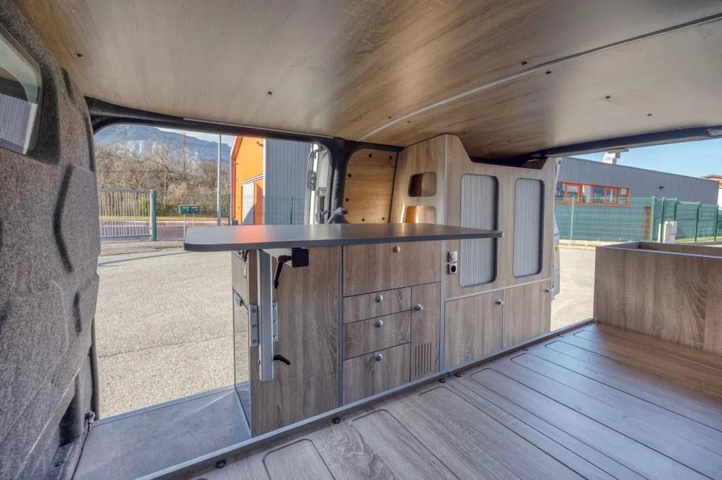 Ford Transit Custom Long aménagé sur-mesure à Grenoble : un van familial équipé pour la montagne iséroise