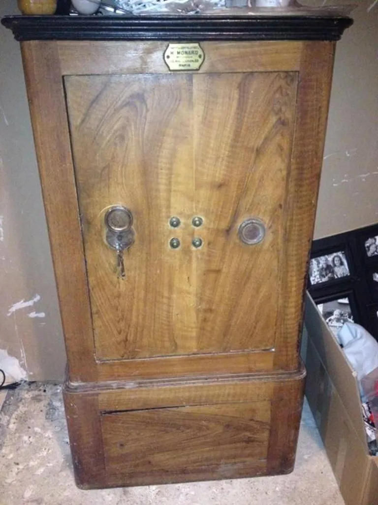 technicien en train d'ouvrir un coffre-fort bloqué sur ronchin