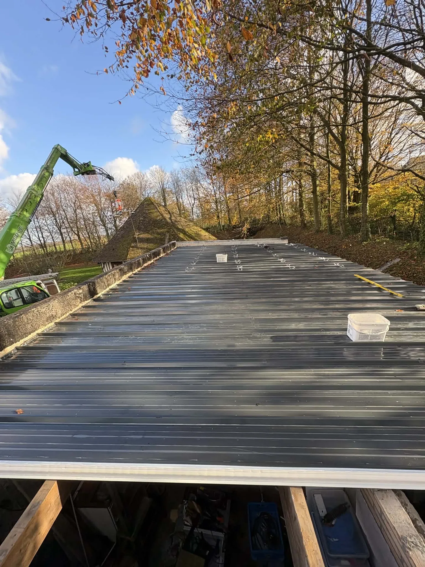 Couverture d’une partie de la toiture du garage proche de Valmont en Seine-Maritime
