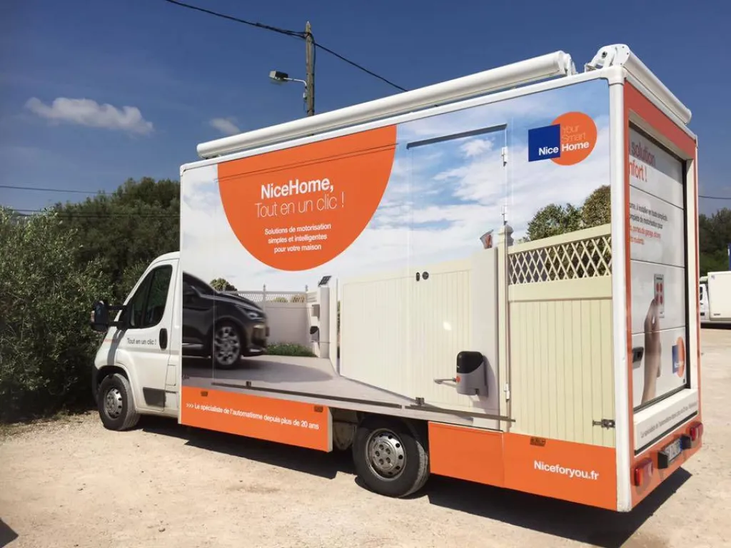 Total covering sur camion publicitaire 20m2 réalisation chez its arts graphiques à Aubagne