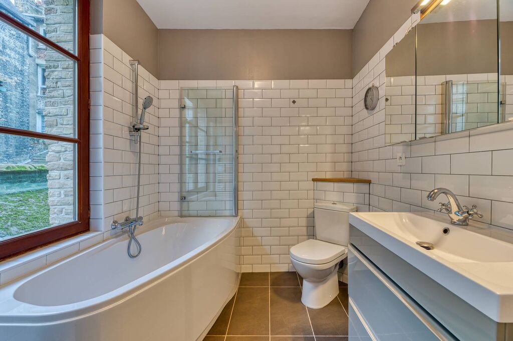 Vends cette pépite immobilière à Dieppe, une maison dieppoise de 1693 entièrement rénovée, avec 140m² de bonheur et une cour privative pour vos instants de sérénité