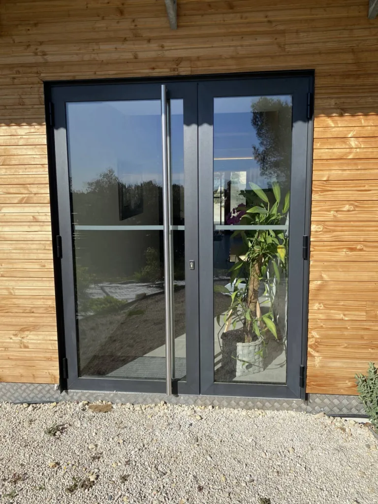 installation d'une porte en aluminium sur mesure pélissanne