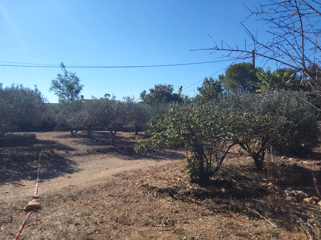 terrain plat constructible à FLASSANS SUR ISSOLE