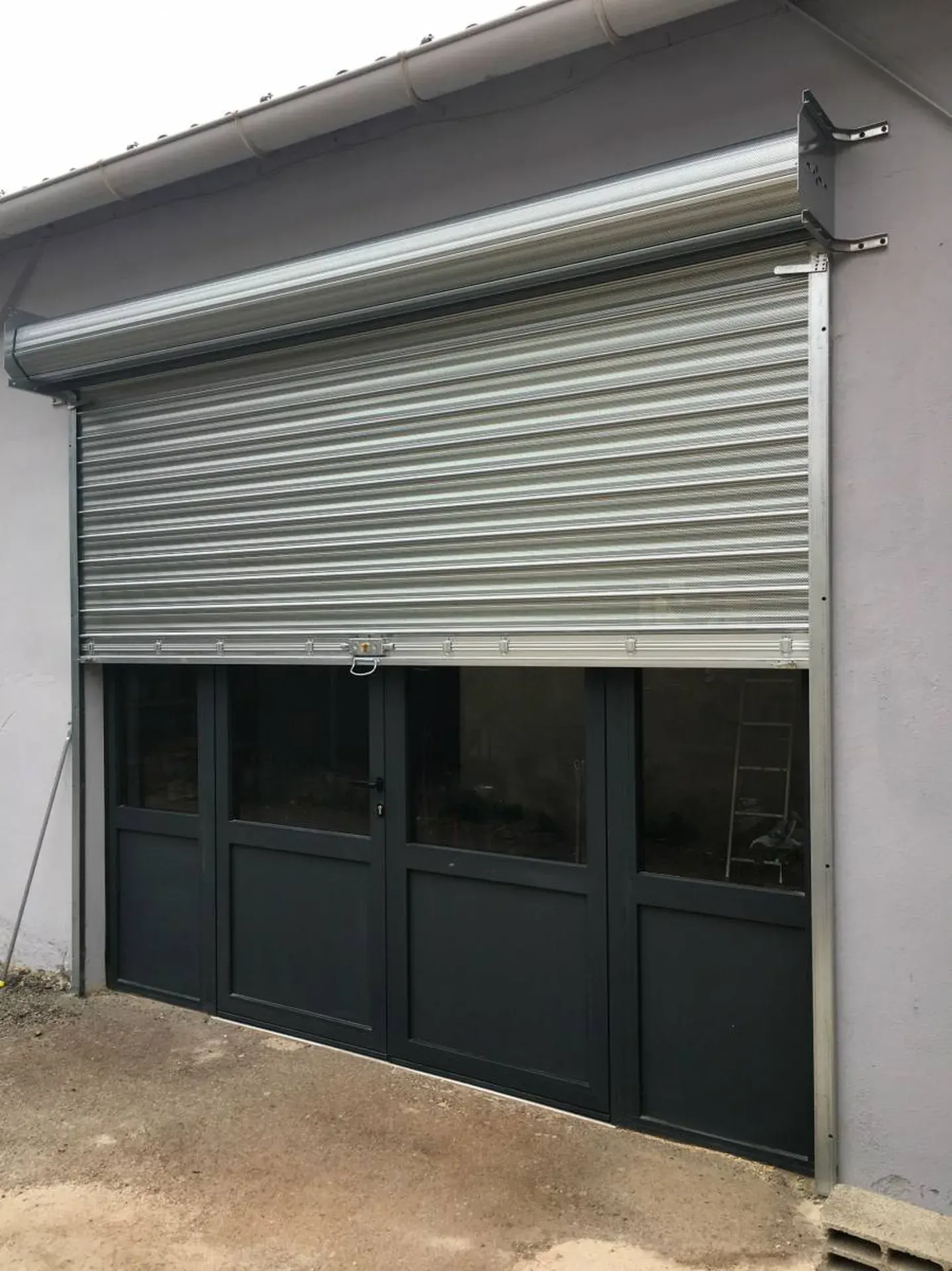 Installation de rideau métallique microperforé à Toulouse : sécurisez vos vitrines professionnelles avec style