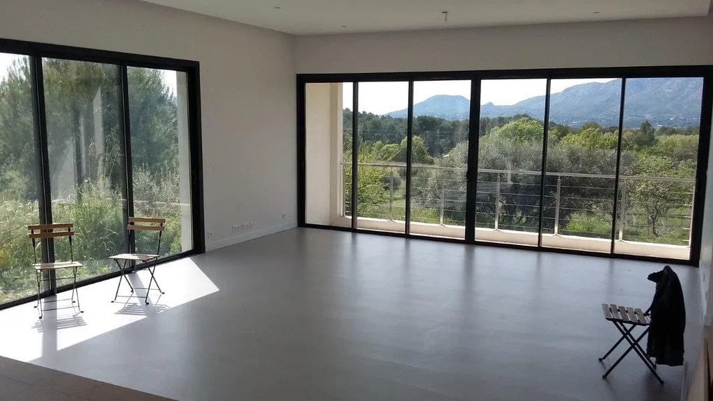 SOL EN BÉTON CIRÉ COULE AVEC UNE CHAPE MINCE FIBRE TEINTE A GEMENOS 13