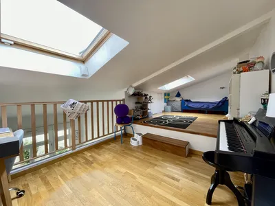 Mezzanine pour une chambre ou bureau avec comble accessible pour rangement
