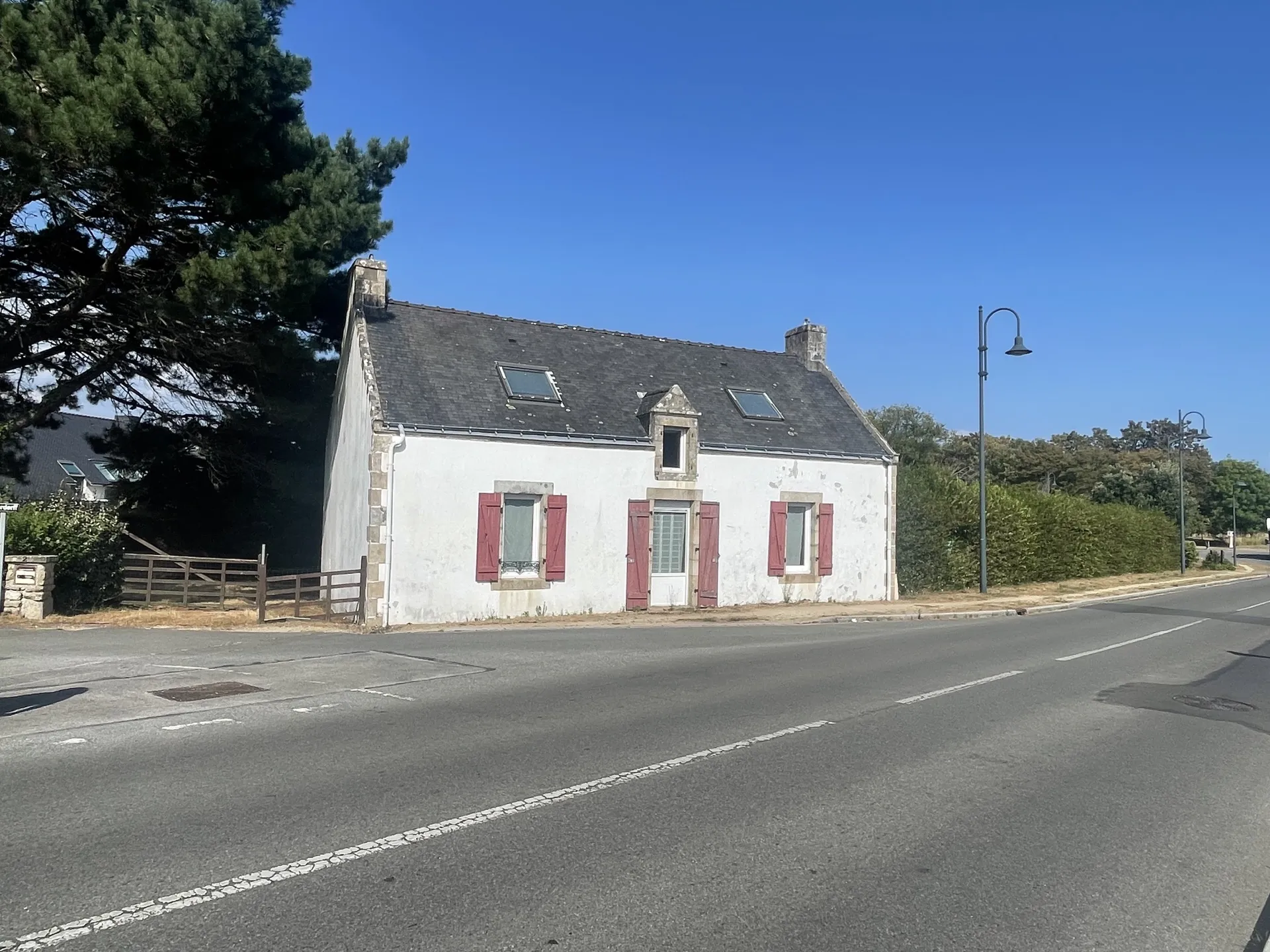 idéalement située sur l’axe reliant carnac à plouharnel, chapel immobilier vous présente cette propriété implantée sur une pa