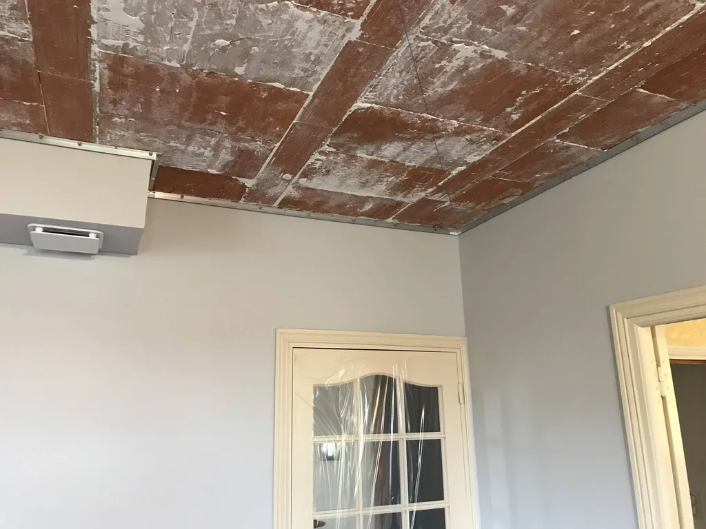 Pose des lisses de fixation ALU sur la périphérie Muret