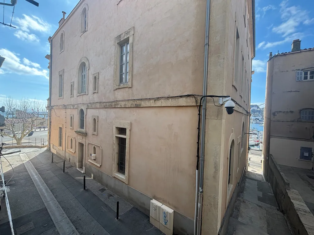 situé en 2ème ligne du port de la Ciotat