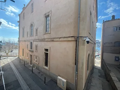 situé en 2ème ligne du port de la Ciotat