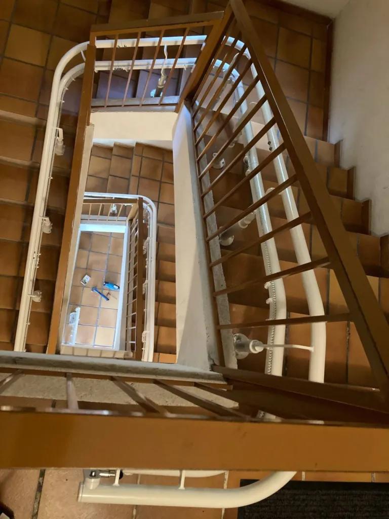 vue d'ensemble des 2 étages avec le fauteuil monte-escaliers OTOLIFT TWO