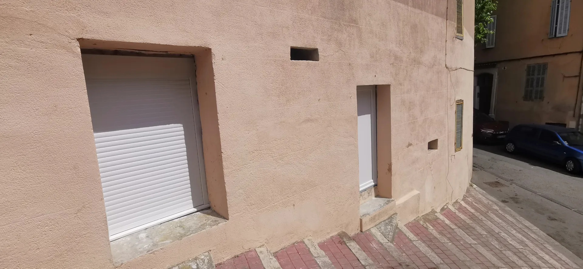 Appartement à rénover de Type 2 dans le centre ville d'Aubagne situé au Rez-de-Chaussée d' un immeuble traditionnel - Idéal investisseur