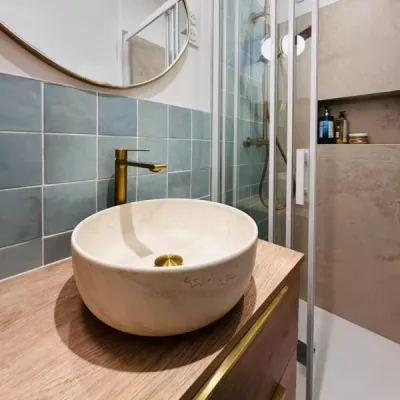 Espace salle de bain moderne et cosy pour usage quotidien, par l’Atelier D. architecte d’intérieur à Bordeaux