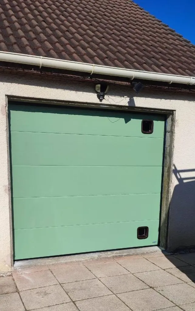 Porte de garage sectionnelle avec chatière à Arc sur Tille