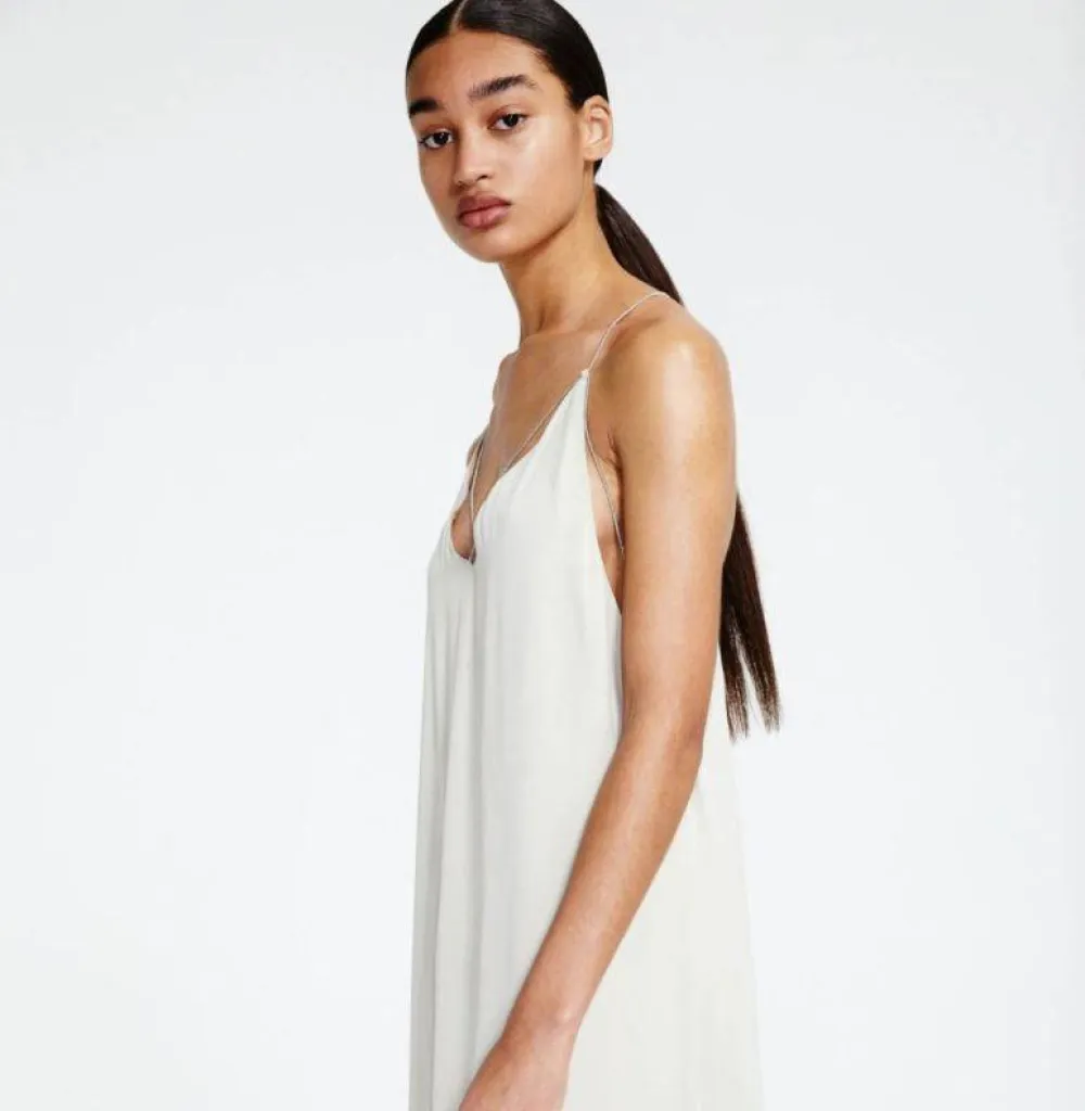 Fabiana Filippi c'est une manière d'être et celle de Fabiana Filippi est sobre et raffinée.