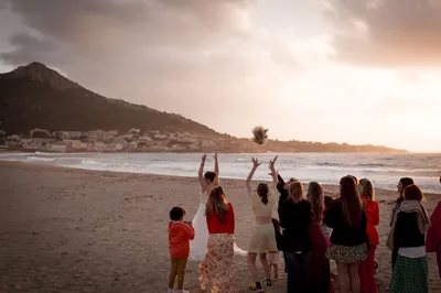 Profitez d’un mariage laïque romantique sur la plage en Corse à Calvi avec l’accompagnement d’une wedding planner qualifiée