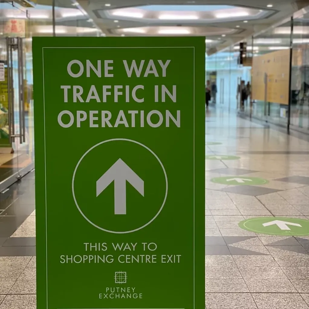 Installation de panneaux d'affichages pour signalétiques COVID