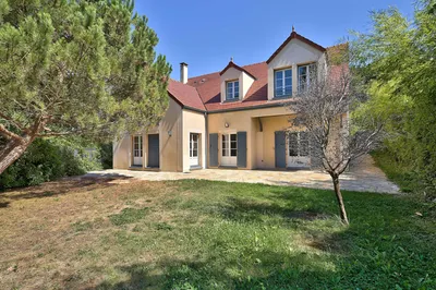 vue façade maison contemporaine