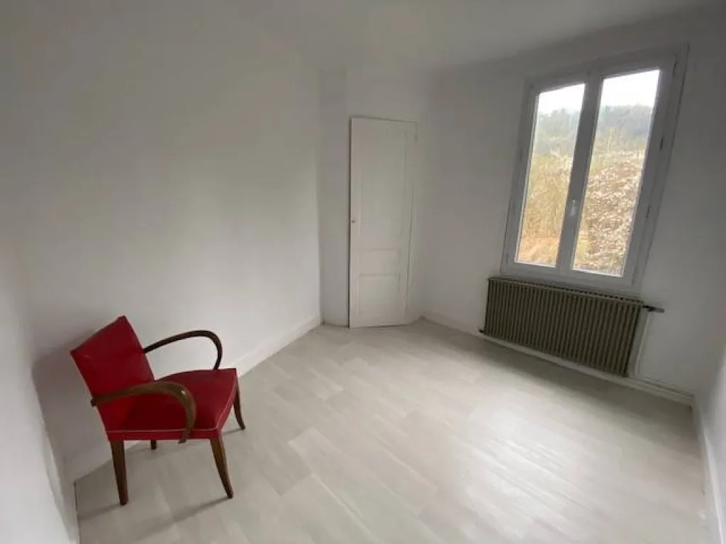 La façade à été rénovée en 2019, chauffage gaz de ville, chaudiere viessman et double vitrage pvc