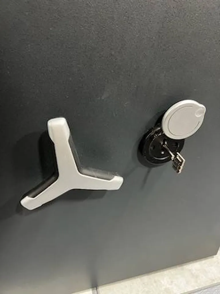 serrurier coffretier intervenant sur un coffre fort coincé à Aulnoy-lez-Valenciennes