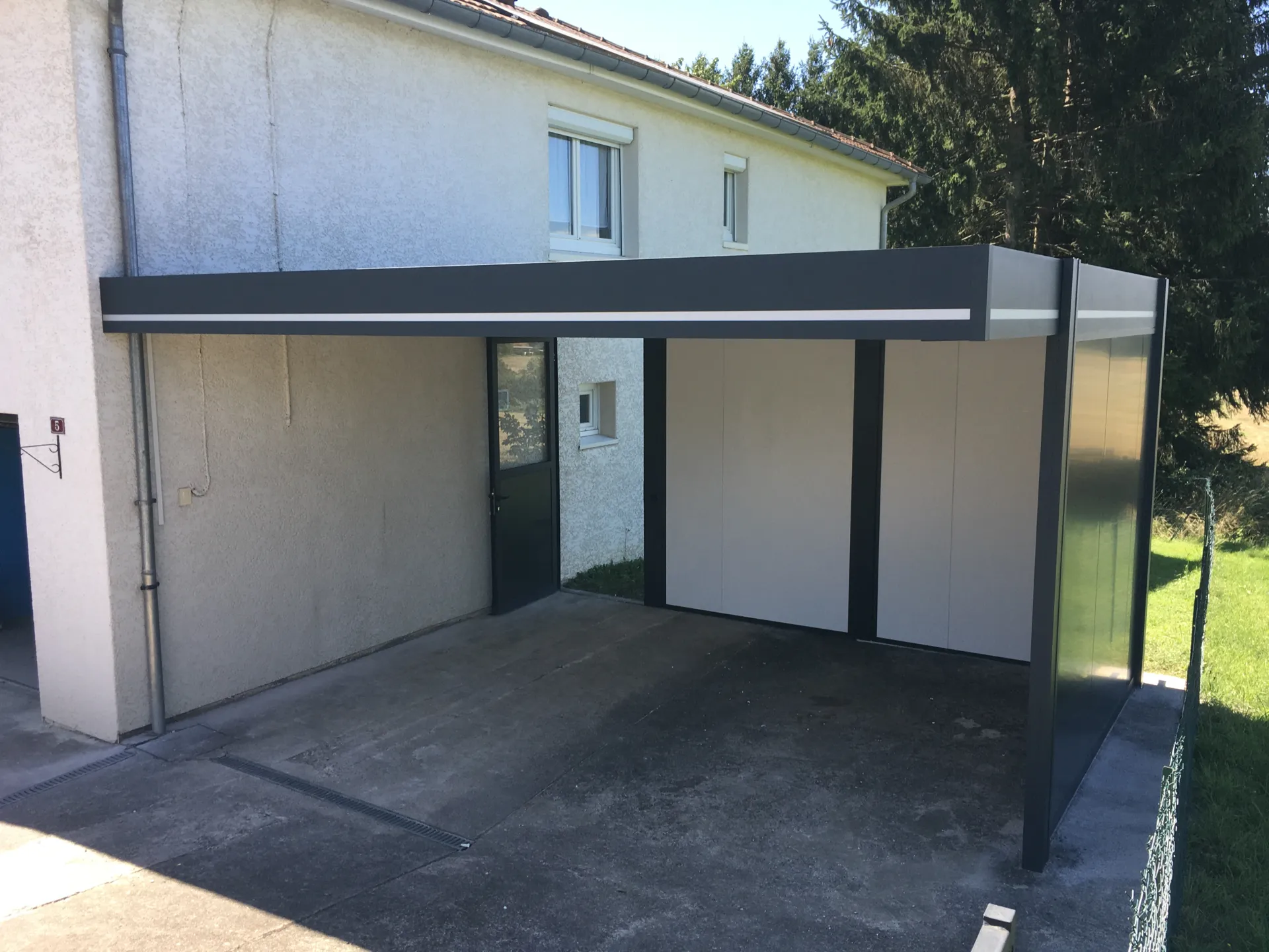 Installation d'un carport en aluminium pour deux voitures de 5.50 m x 5.50 m attenant à la maison à Clairegoutte près de Lure