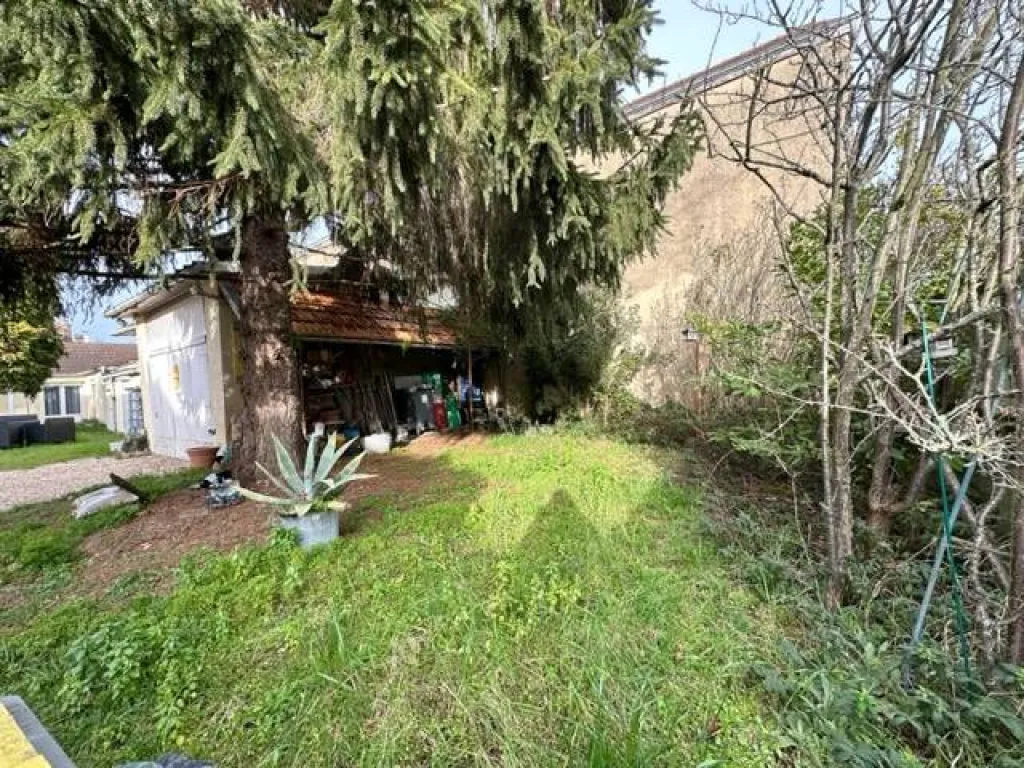 A vendre 2 pavillons  de 147 m² au total édifiés sur 698 m² de terrain commune de CAUDEBEC LES ELBEUF 76320