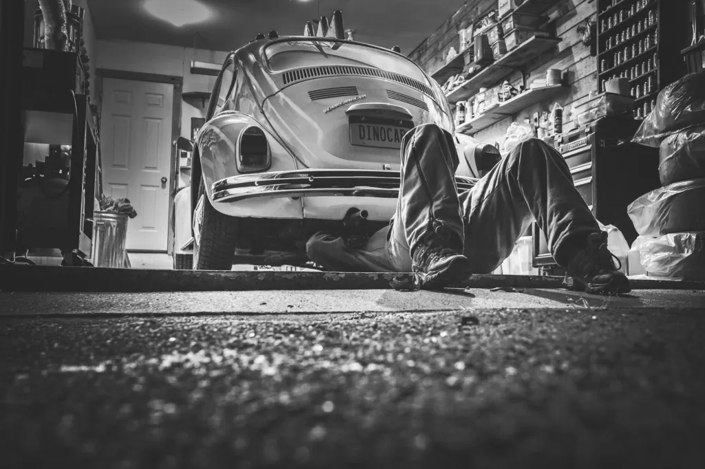 Travail de carrosserie dans un garage à Marseille dans les Bouches du Rhône