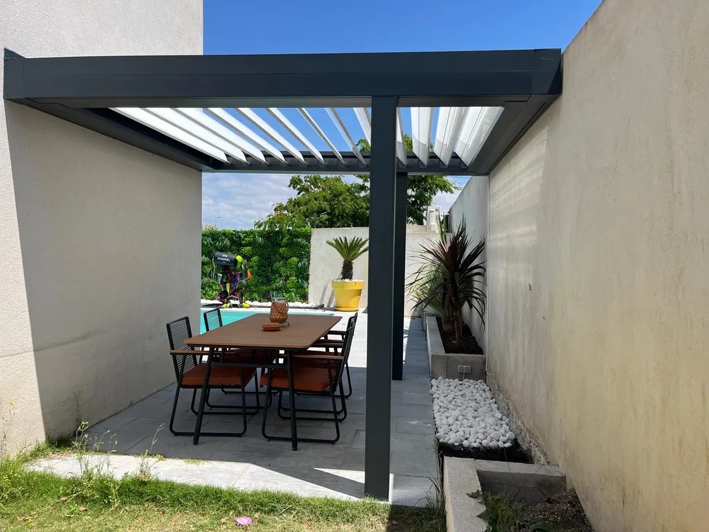 Installation d’une Pergola Marquises Modèle Open avec Poteaux Décalés à Châteauneuf-les-Martigues