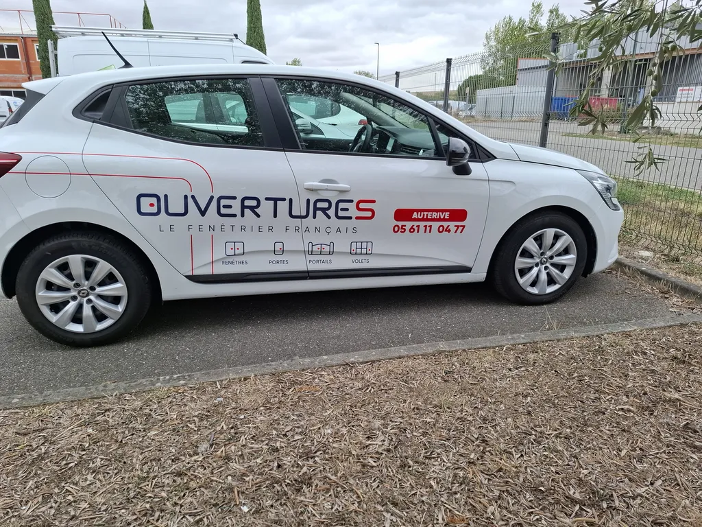 Le marquage de la Renault Clio d'OuvertureS, fenêtrier français à Auterive.