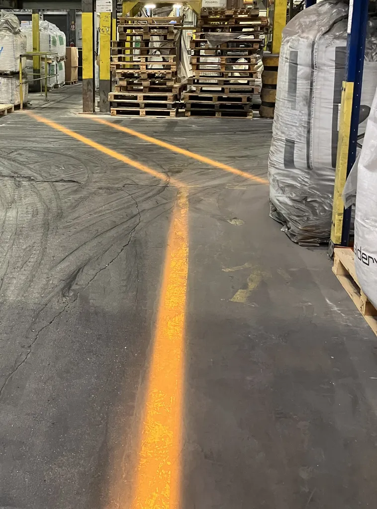 Allée piétonne lumineuse projetée au sol en entreprise dans les bouches du Rhône 