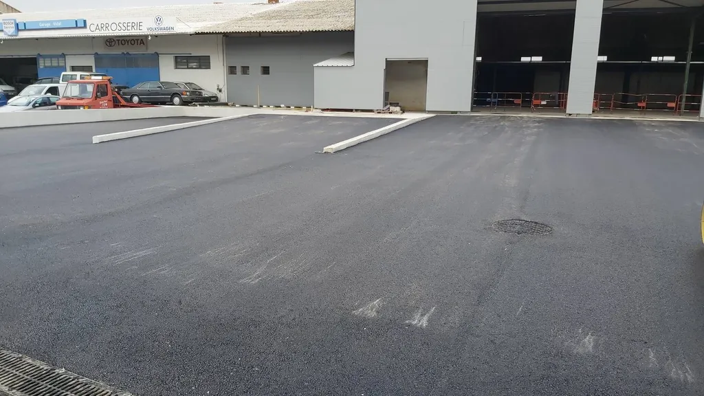Réfection d'un parking en enrobé de bitume noir à Chateaurenard dans les Bouches du Rhône
