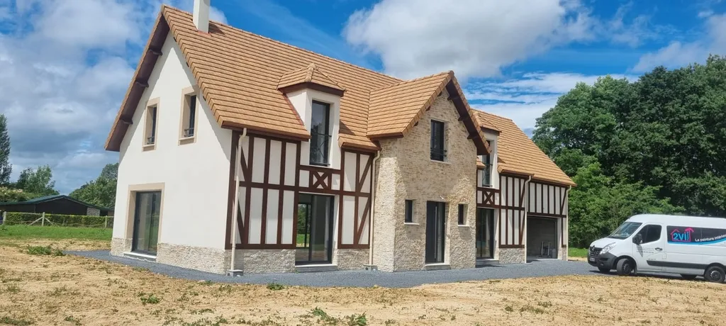 Peinture intérieure  blanche veloutée, quelques couleurs. Lasure extérieure sur colombages, dessous de toit entre Lieurey et Pont Audemer.