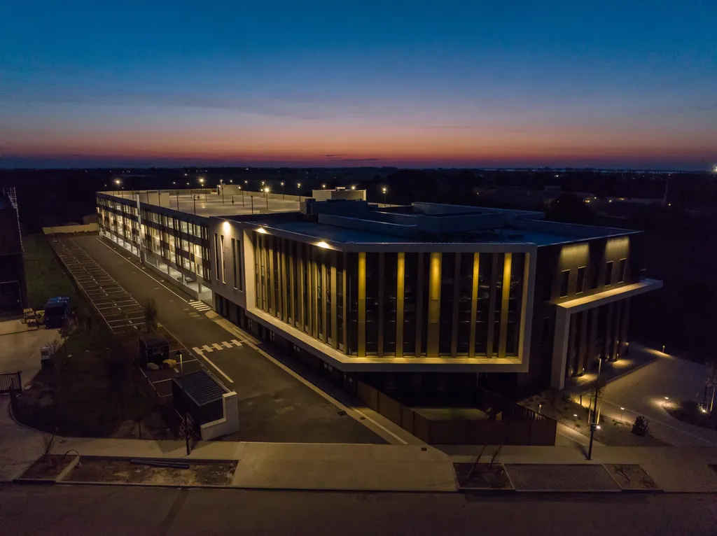 Maîtrise d’œuvre d’exécution pour un bâtiment mixte de bureaux et commerces de 2 700 m² à Maugio