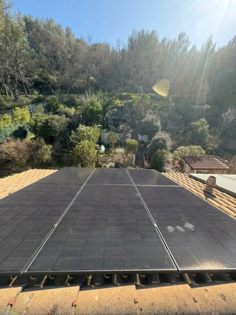 Installation de 6 panneaux solaires DualSun 500W sur toiture en tuiles mécaniques