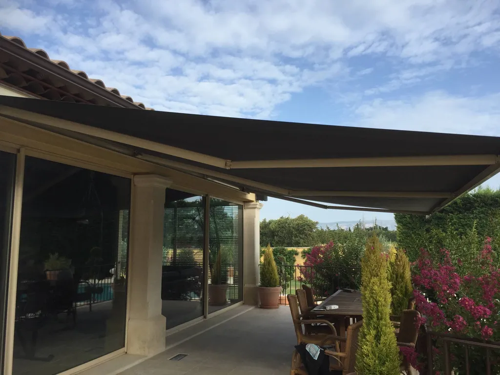 Pose de plusieurs stores bannes sur une terrasse à Cavaillon