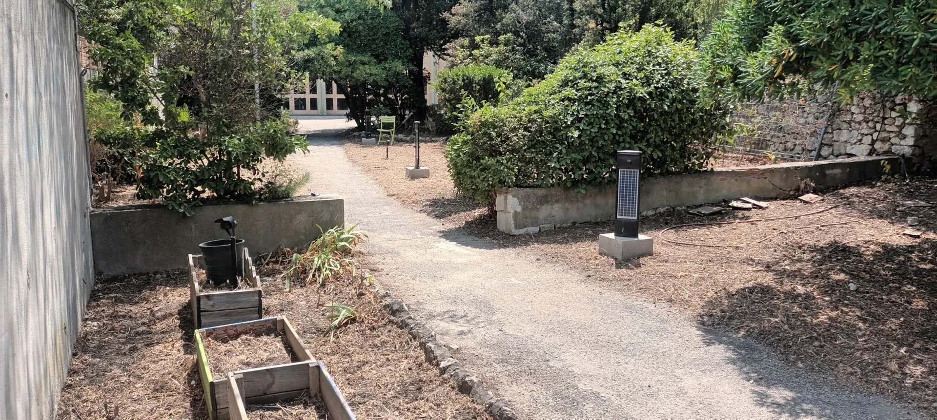 Mise en securite d un jardin dans.un centre pourenfants.