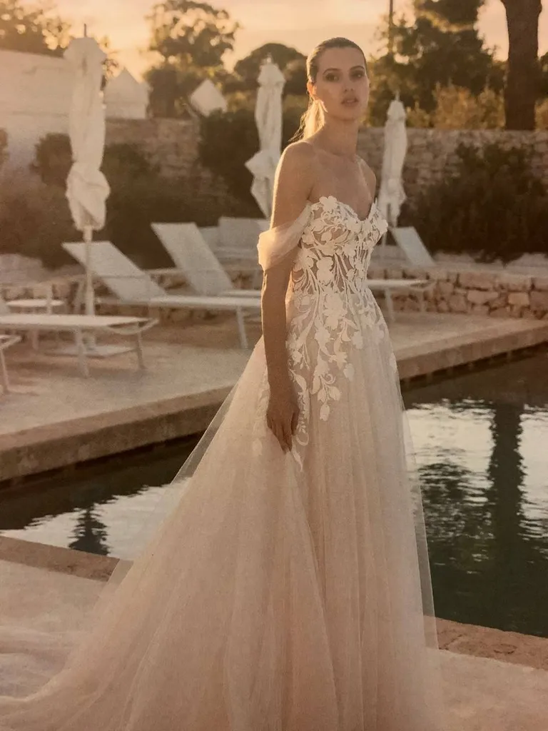 Robe de mariée de créateur pas cher sur Marseille robe bohème avec manche bateau et transparence