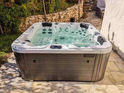 jacuzzi canadien haut de gamme 5 places les pennes-mirabeau