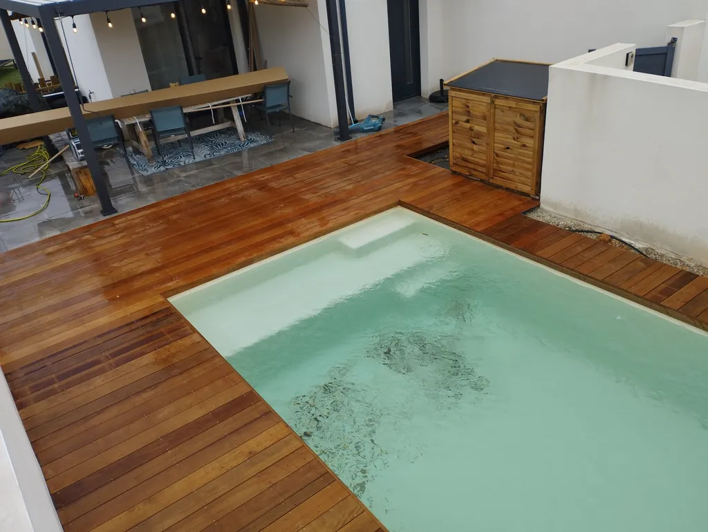 Pose d'une terrasse contour de piscine de 40 m² en itauba avec finitions soignées à Bessan proche de Mèze