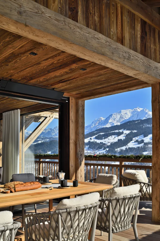 Construction d'une terrasse en bois abritée sur mesure de 50m² dans un chalet haut de gamme à Saint-Gervais-les-Bains