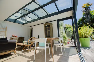 Extension toit plat avec grandes baies vitrées et puits de lumière