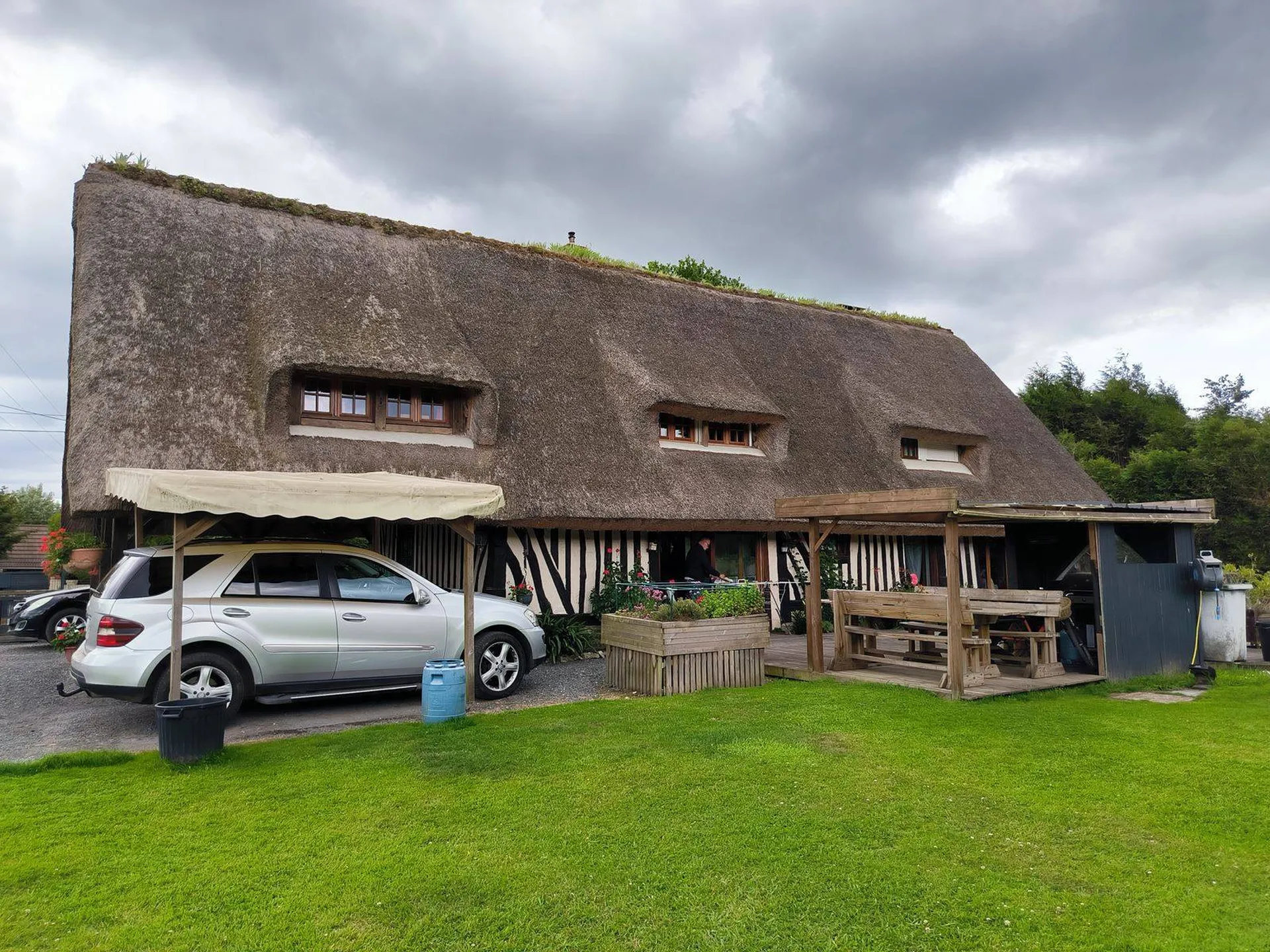 A ACQUERIR– Charmante chaumière proche Honfleur (14600) sur un beau terrain avec dépendance
