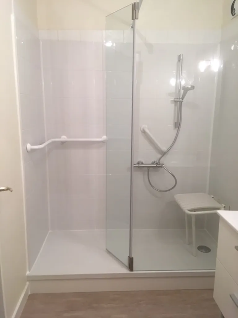 Douche à l'italienne sécurisée personne âgée à Paris