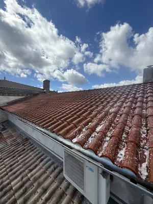 Artisan, couvreur pour nettoyage et hydrofuge pour de la  tuiles mécaniques type romane à Aucamville, près de Toulouse