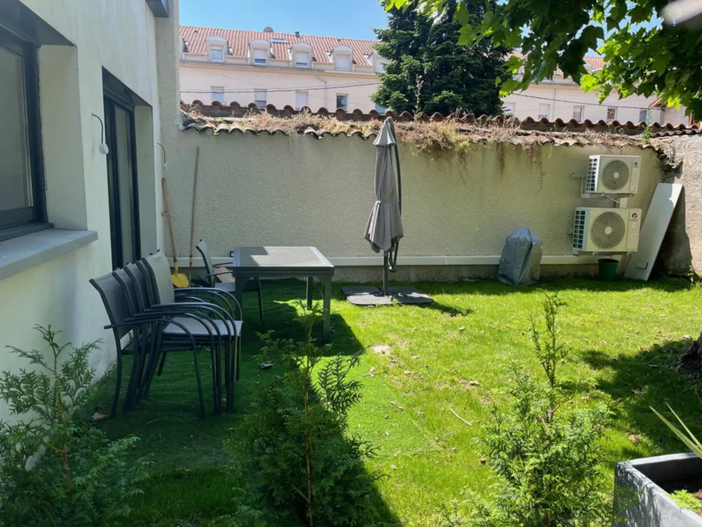 Loft T5 duplex au calme à Vénissieux limite Lyon 8ème avec jardin privatif proche Tramway